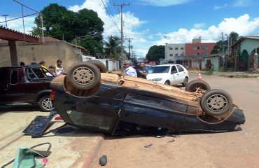 Colisão deixa veiculo capotado em cruzamento 
