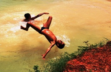 PISCINÃO - Buraco de obra vira lago com chuvas e garotos tomam banho no local