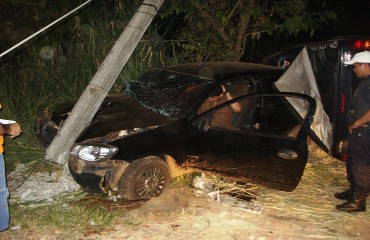 TRAGÉDIA ANUNCIADA - Hillux capota após colisão em cruzamento sem sinalização no Bairro Costa e Silva