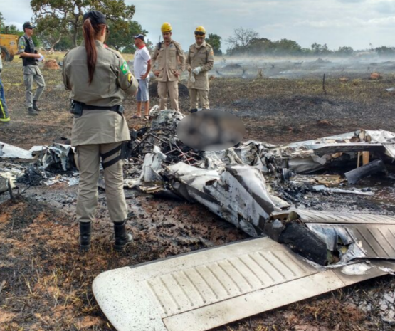 Avião de pequeno porte cai às margens de rodovia, em Goiás