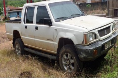 Veículo do governo é abandonada em terreno baldio