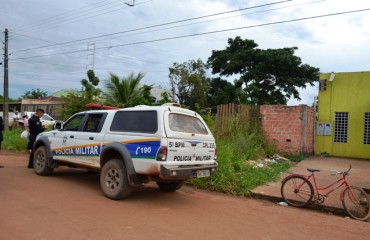 MISTÉRIO - Morador de rua é encontrado morto em terreno baldio da capital - IMAGEM FORTE