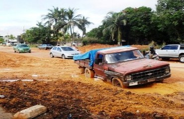 QUANDO CONCLUI? – Ciclistas, motoristas e pedestres disputam por espaço em meio a lama da rua Rafael Vaz e Silva – FOTOS