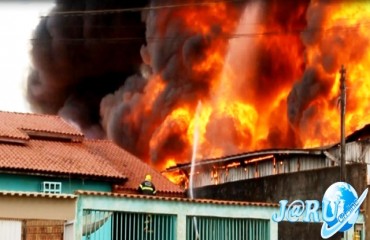 JARU - Incêndio de grandes proporções causa destruição em depósito de loja de eletrodomésticos 