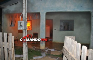 JI-PARANÁ - Homem com ciúmes incendeia casa onde vivia ex-companheira - Vídeo 