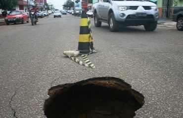 CENA DA CIDADE – Cratera surge em avenida movimentada e prejudica trânsito em horário de pico