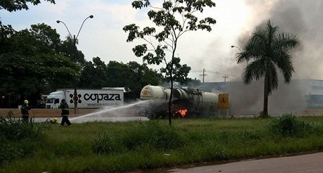 Carreta tanque pega fogo próximo ao viaduto da capital