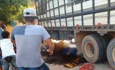 Motociclista morre esmagado ao ser atropelado por caminhão boiadeiro