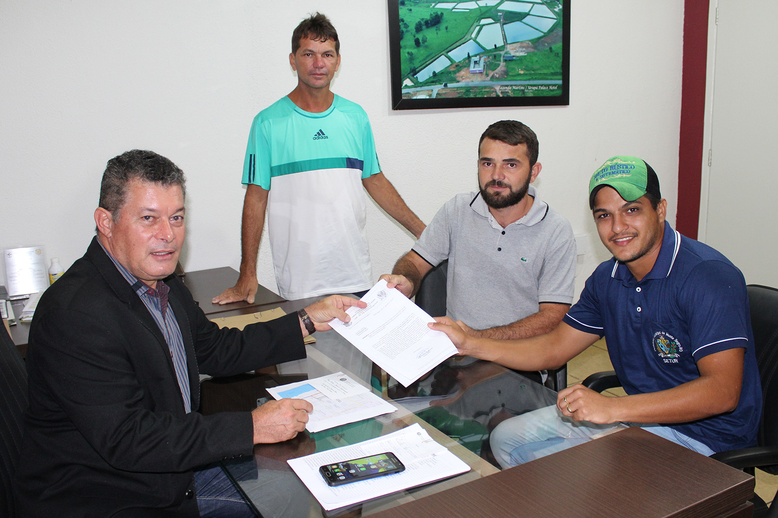 Edson Martins recebe representantes do município de Monte Negro