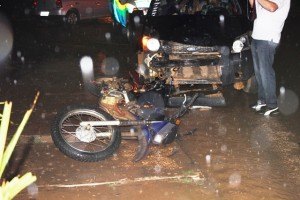 Motociclista fratura a tíbia em colisão com carro