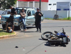 Motociclista fica ferido após colisão com caminhonete