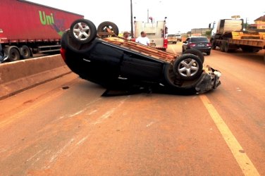 Motorista capota carro após barra de direção quebrar