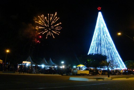 Chegada do Papai Noel marca inauguração da maior árvore de natal do Estado