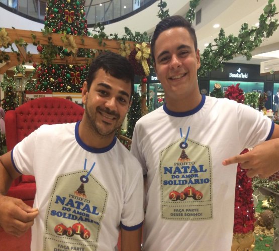 Jovens voluntários arrecadam brinquedos e alimentos para campanha de Natal