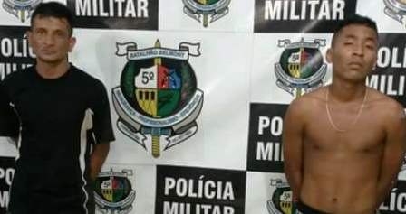 Polícia prende traficantes com dinheiro, droga e simulacro