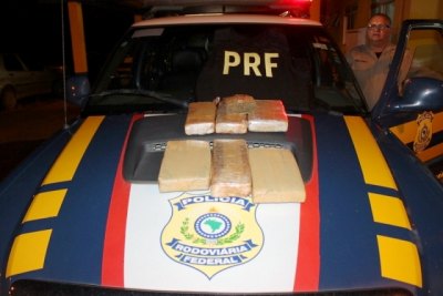 JARU -  PRF prende homens transportando quase 7 kg de maconha