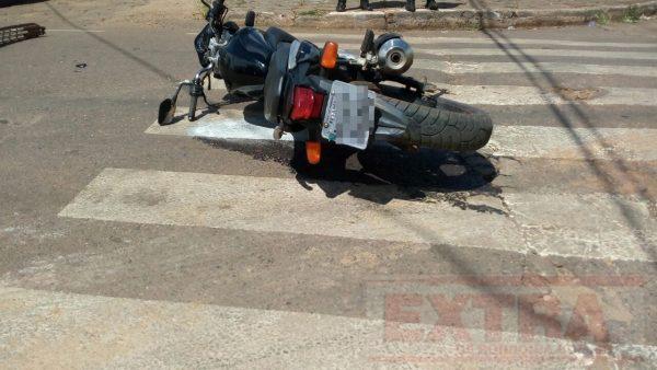 Motociclista fica ferido ao colidir contra carro