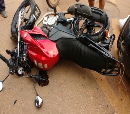 Motociclista é atropelado por carro em frente a escola
