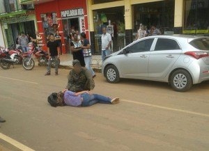 Motociclista bate em porta de carro e uma pessoa fica ferida