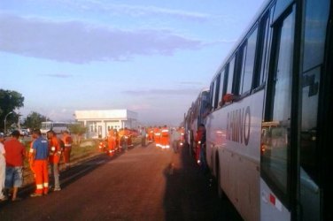 MAB bloqueia Br 364 e 'seguram' ônibus de Jirau - VIDEO