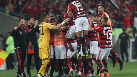 COPA DO BRASIL:  Plebeu se veste de copeiro e bate 