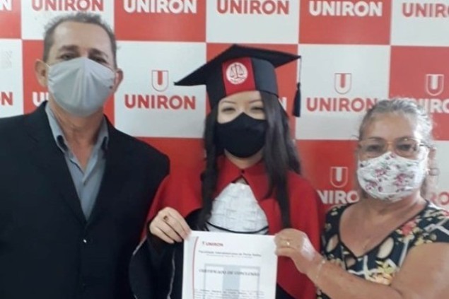 Emoção na colação de grau da Uniron: avós acompanham a neta