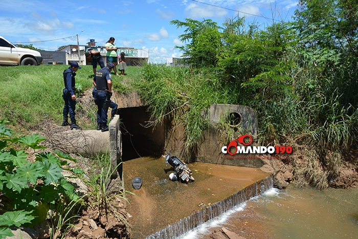 Populares encontram motocicleta abandonada dentro de bueiro