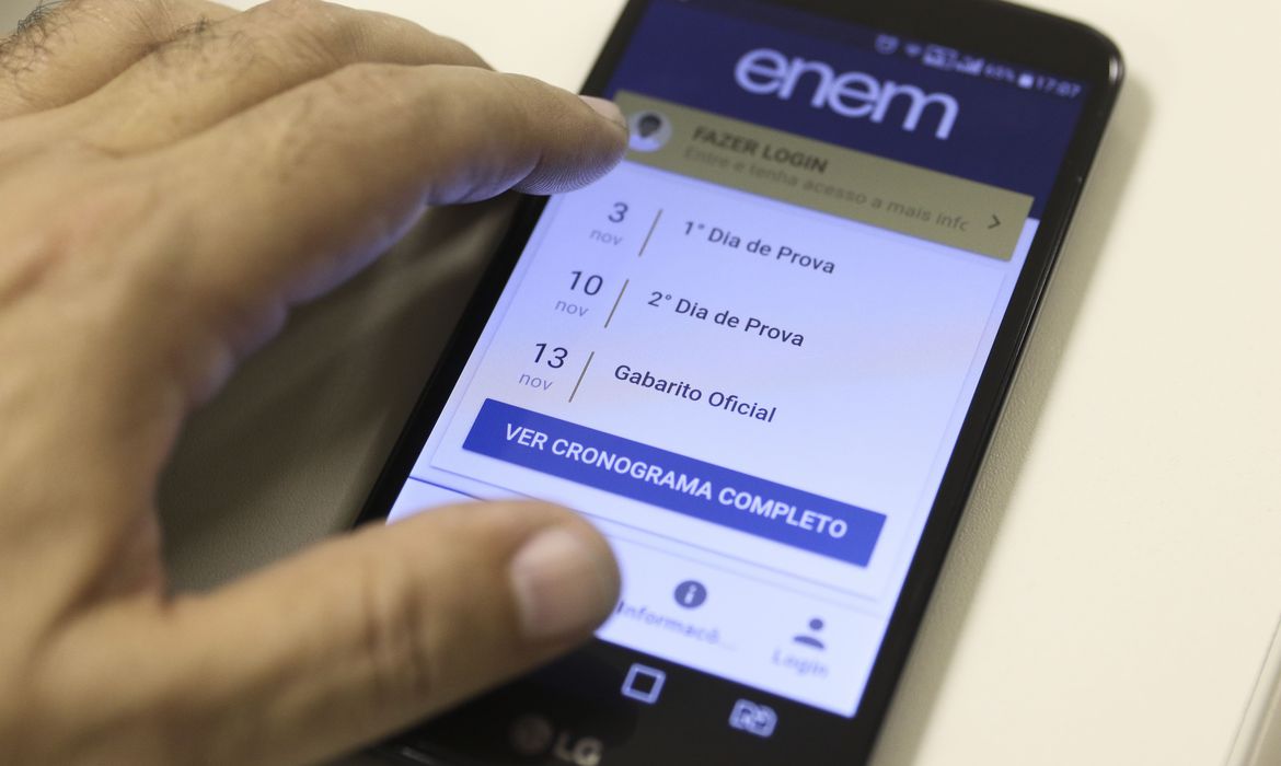 DIFICULDADES: Candidatos do Enem lidam com internet precária e estudos pelo celular