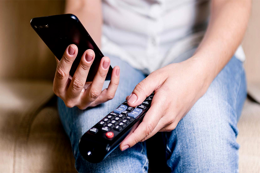 ENQUETE: Você costuma assistir TV e usar celular ao mesmo tempo? 