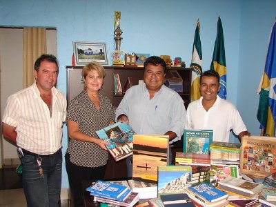 Biblioteca de Alto Paraíso recebe doação de livros da Secel