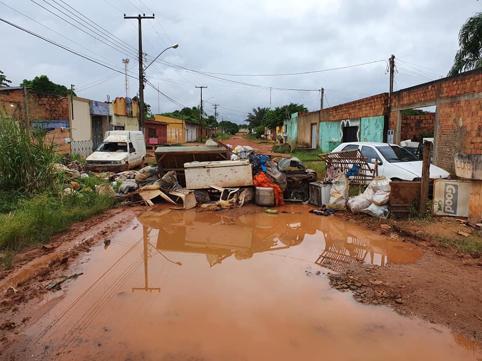 SEM CONDIÇÕES: Rua de bairro da zona Sul é fechada com entulhos pela comunidade