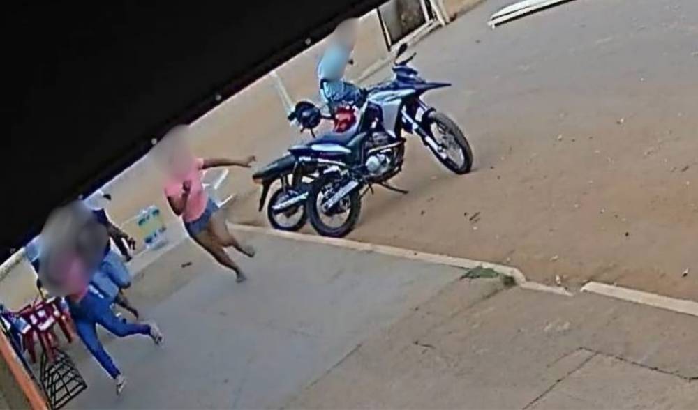VÍDEO: Imagens mostram homem correndo de tiroteio antes de cair morto na rua