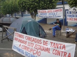 Estudantes permanecem em frente da ALE/RO 