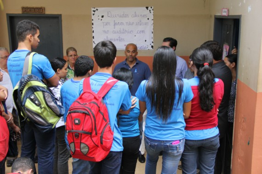 EDUCAÇÃO: Estudantes descumprem norma e celulares são recolhidos em escola de Porto Velho