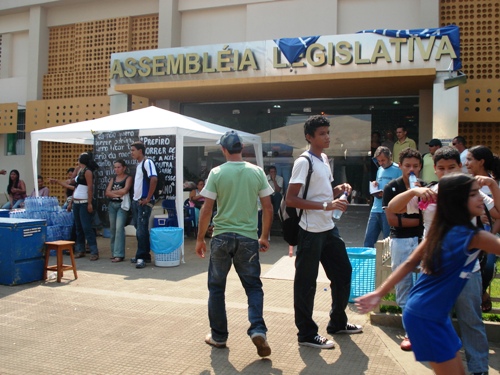 Estudantes que apóiam greve dos servidores da educação são barrados na ALE/RO