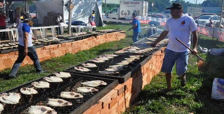 TAMBAQUI: Deputado Eyder Brasil prestigia Expovale e o maior churrasco de peixe do país