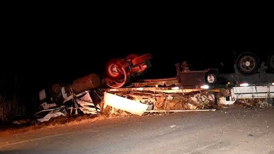 TRÁGICO: Passageira morre após carreta sair da pista e tombar na BR-364