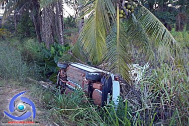 JI-PARANÁ – Carro capota com quatro pessoas na estrada do Aeroporto