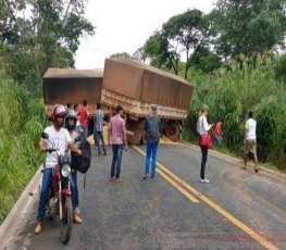 Carreta tomba na BR e deixa rodovia interditada