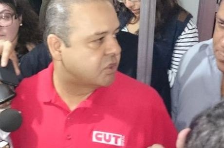 VAGABUNDO - Presidente da CUT pede ida as ruas 'com armas'