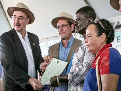 RONDÔNIA RURAL SHOW - Entrega de títulos de propriedade e lançamento de selo