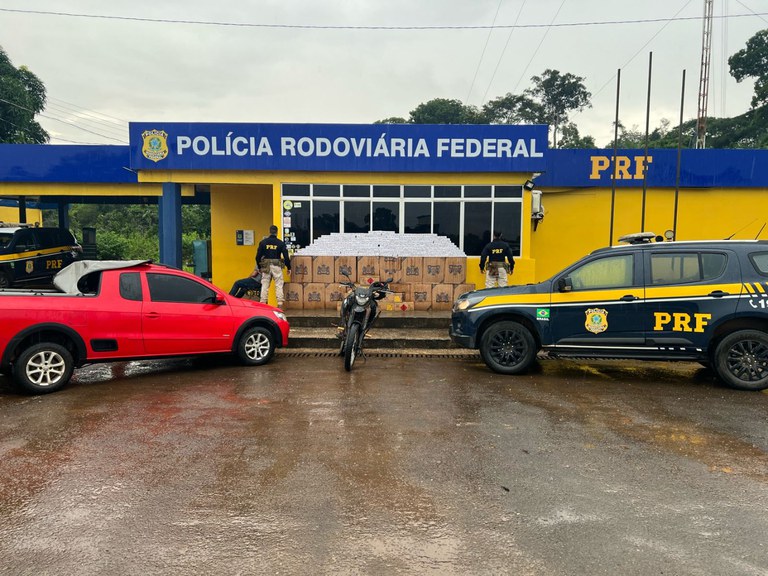 CONTRABANDO - VÍDEO: Após perseguição a carro e moto, PRF prende dupla com 12 mil maços de cigarros 