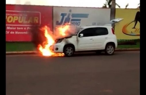 Carro de ex-deputado pega fogo em frente faculdade 