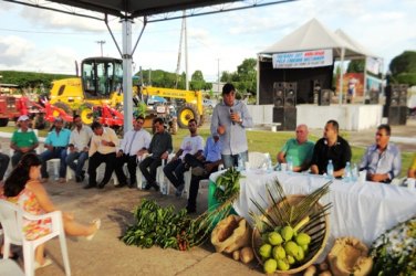 Cleiton Roque prestigia 1ª Feira do Agricultor de Seringueiras