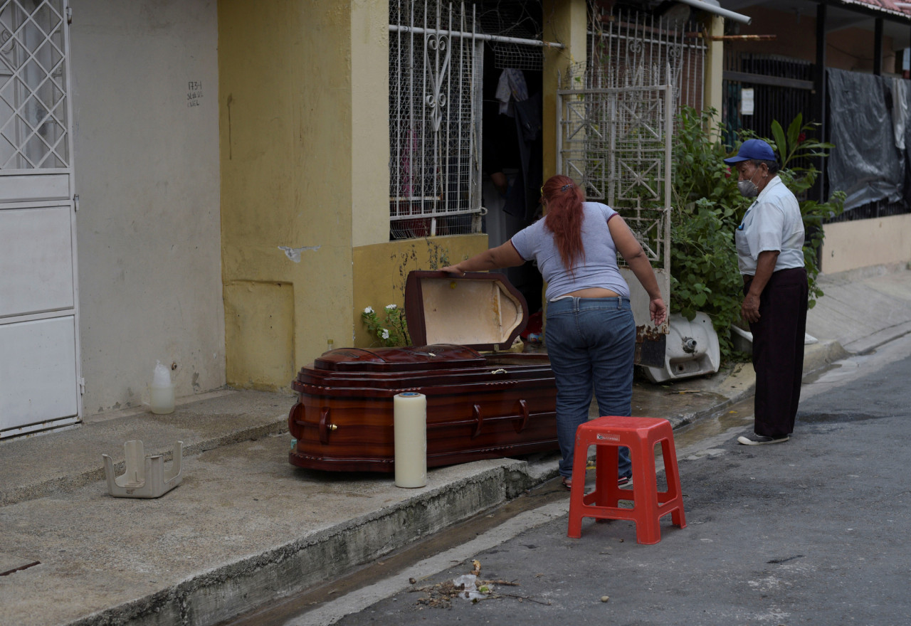 TRAGÉDIA: Equador retira 150 corpos de casas; funerárias enfrentam caos por conta da covid-19