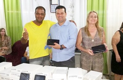 Ezequiel Junior entrega computadores à CRE