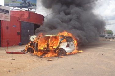 Automóvel de luxo pega fogo em oficina de som na capital