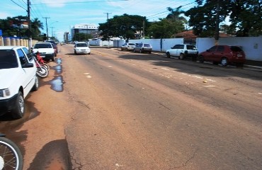 TRÂNSITO - Faixas de pedestres em frente de instituições da capital de ensino estão desaparecendo – Fotos