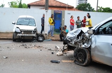 Veículo invade pista contrária e bate de frente com outro, uma vítima ficou presa nas ferragens - FOTOS e VÍDEO