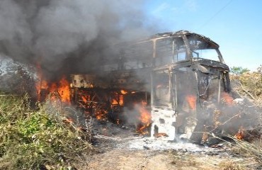 SINISTRO -  Grave acidente acabou incendiando ônibus na BR 364 - FOTOS